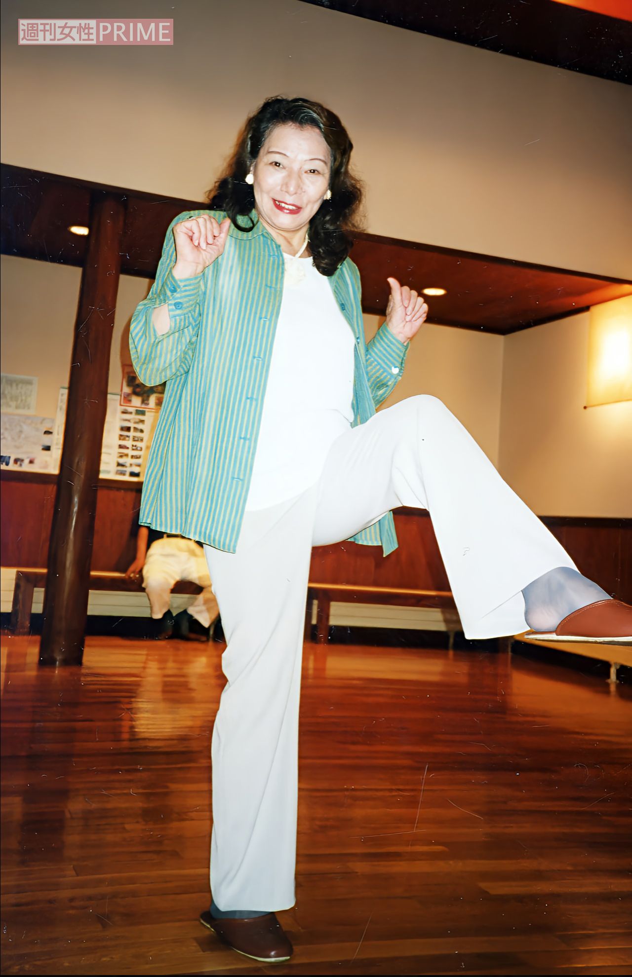 70代のときに脚を骨折。治療後、高く脚を上げて回復をアピールするおしゃれグランマさん　写真／本人提供