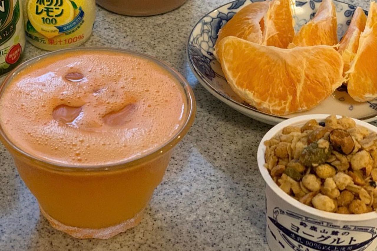 毎朝飲む野菜ジュース。低速ジューサーで作るのがおすすめ