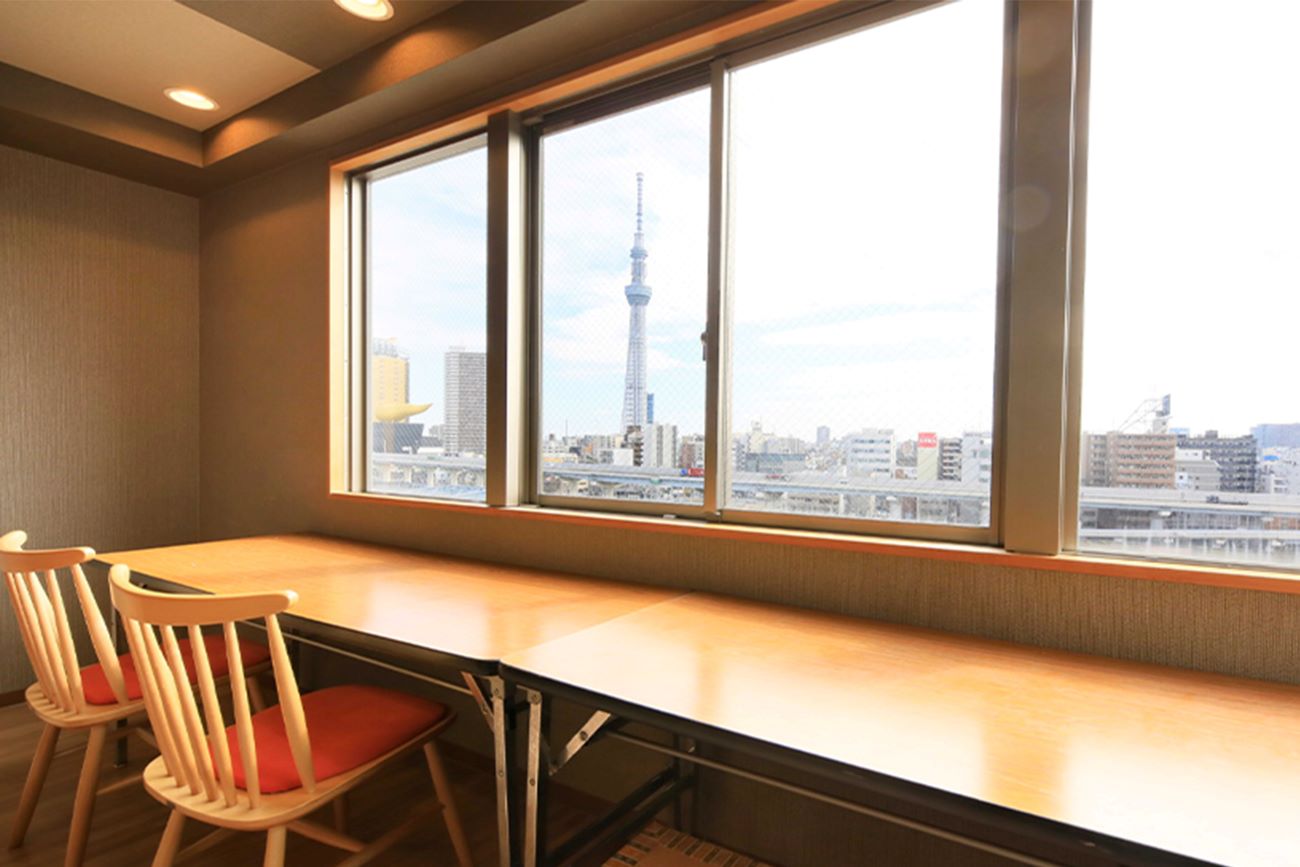 展望ラウンジからは墨田川やスカイツリーを一望できるという（細谷健一容疑者の運営するホテルの公式ホームページより）