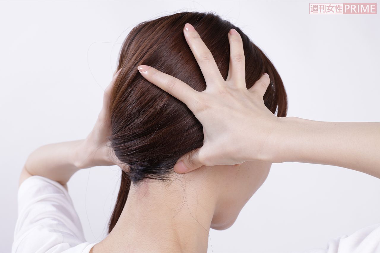 親指の位置は、上の「首のくぼみグリグリ」と同じ、首の後ろの「ぼんのくぼ」に入れるイメージ　モデル／葉月祥子（スペースクラフト）　撮影／有馬貴子