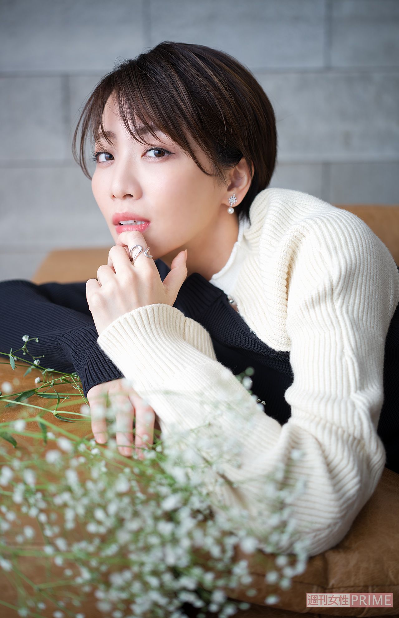 礼真琴　撮影／廣瀬靖士　ヘアメイク／赤松絵利（ESPER）　スタリイスト／細見佳代（ZENcreative）　衣装協力／VENDOMEAOYAMA（ヴァンドーム青山）、kengoKuma+MA,YU（ケンゴクマプラスマユ/ヴァンドームヤマダ）　撮影協力／PROPSNOW