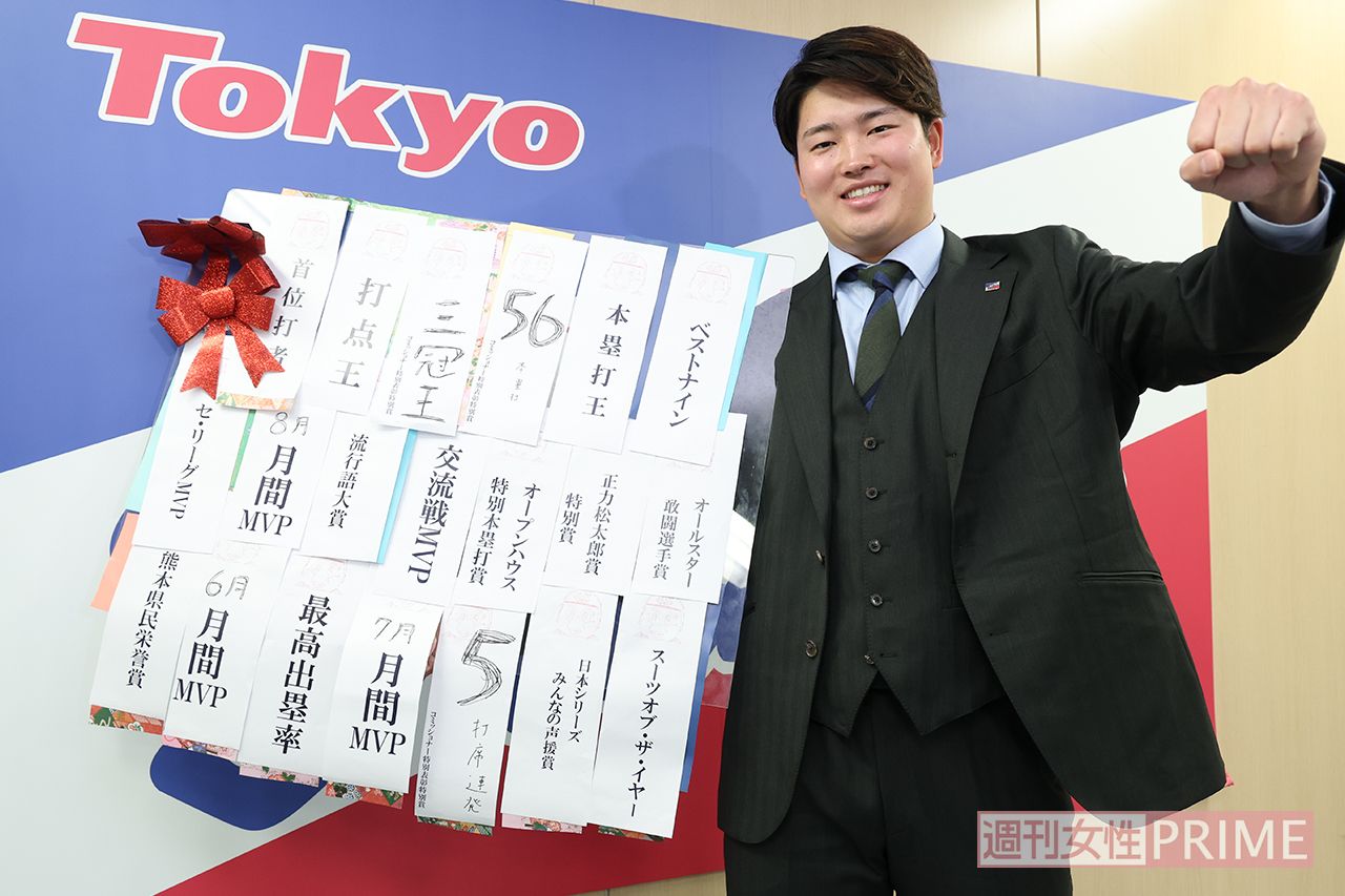 首位打者、ホームラン王、打点王の3冠王に史上最年少で輝いた。ヤクルトをリーグ優勝に導いた若き主砲の活躍は“村神様”と称されて、新語・流行語大賞にも選ばれ年間大賞を受賞した。