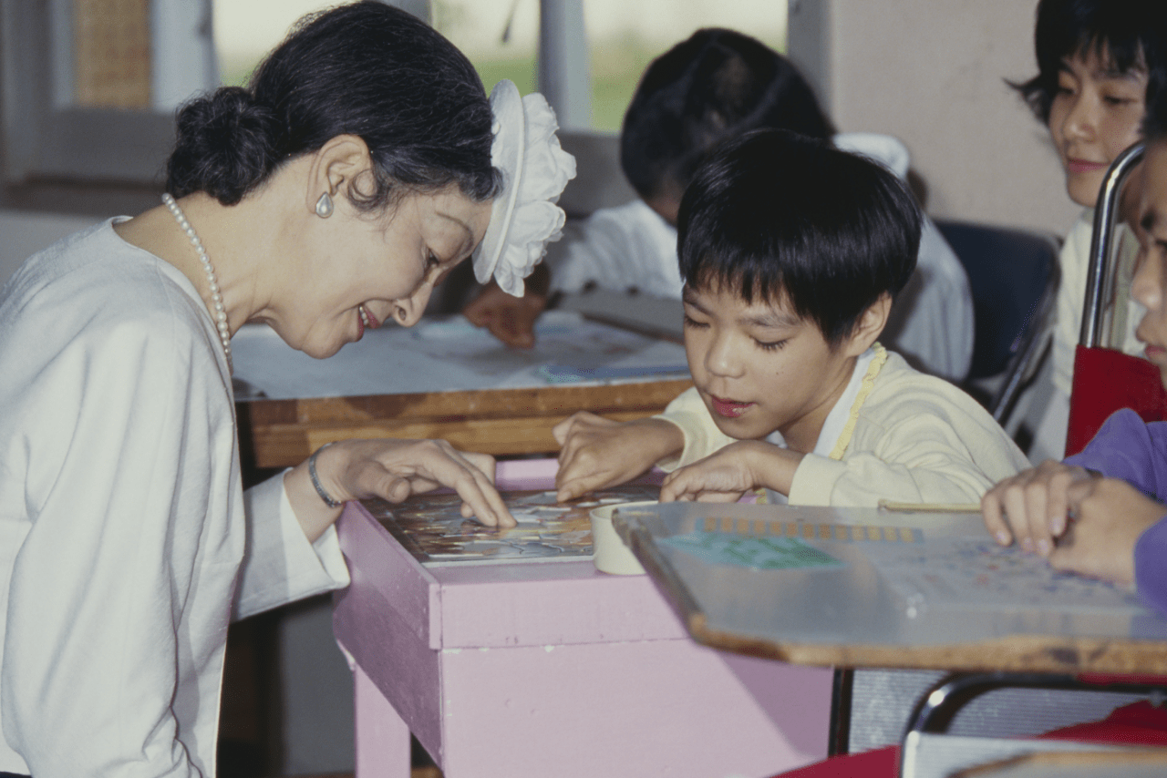 '93年、沖縄で、障害のある子どもたちのための施設を訪問された美智子さま