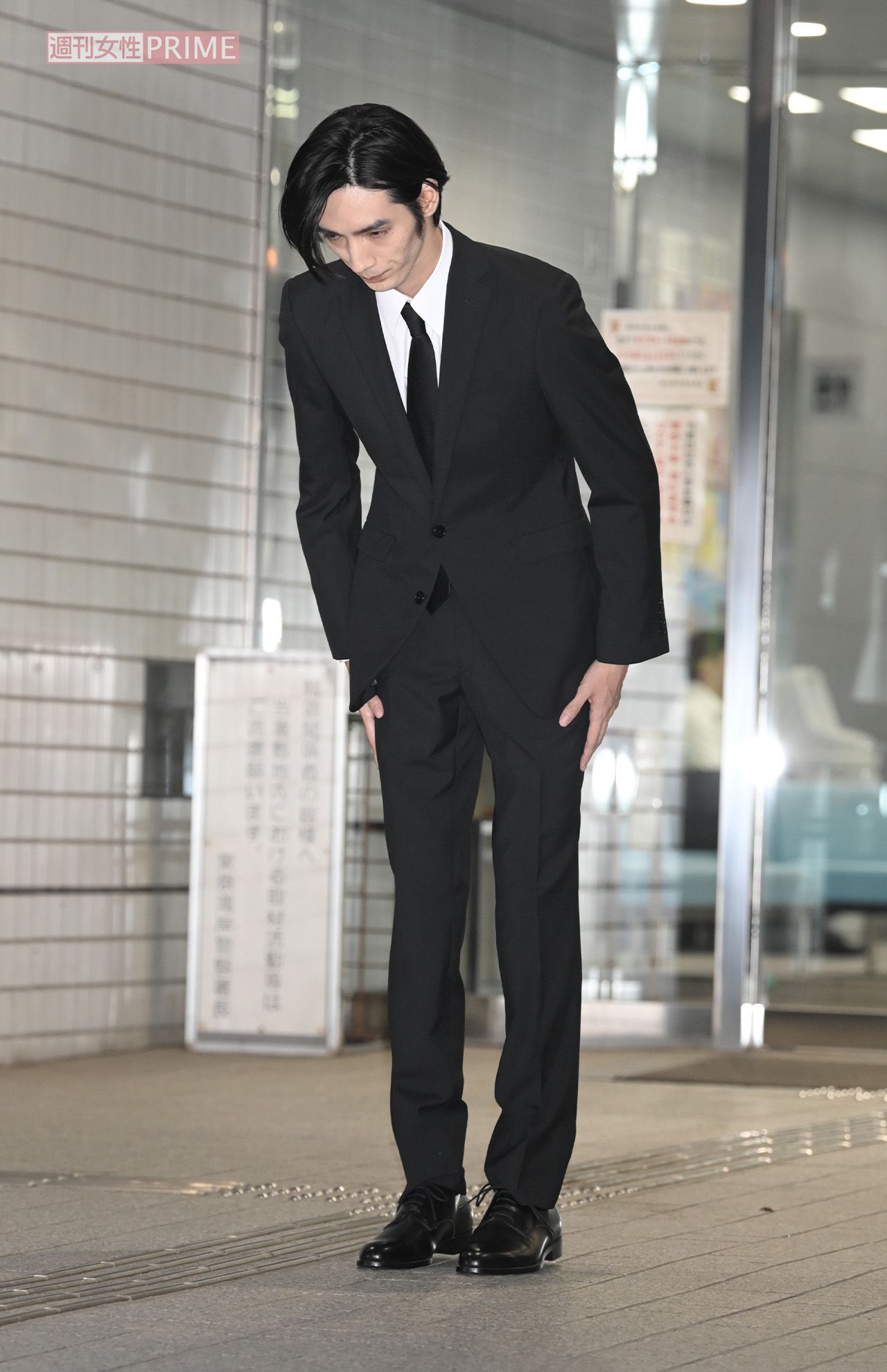 保釈され湾岸署を出る清水尋也被告