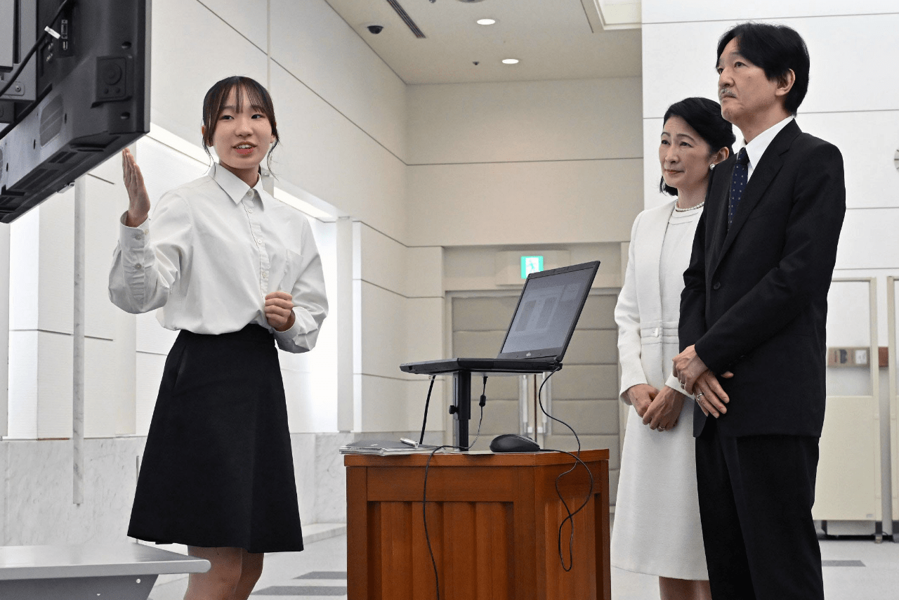 広島市で、平和の大切さを広める活動をする甲斐なつきさんと懇談する秋篠宮ご夫妻（2025年7月23日）