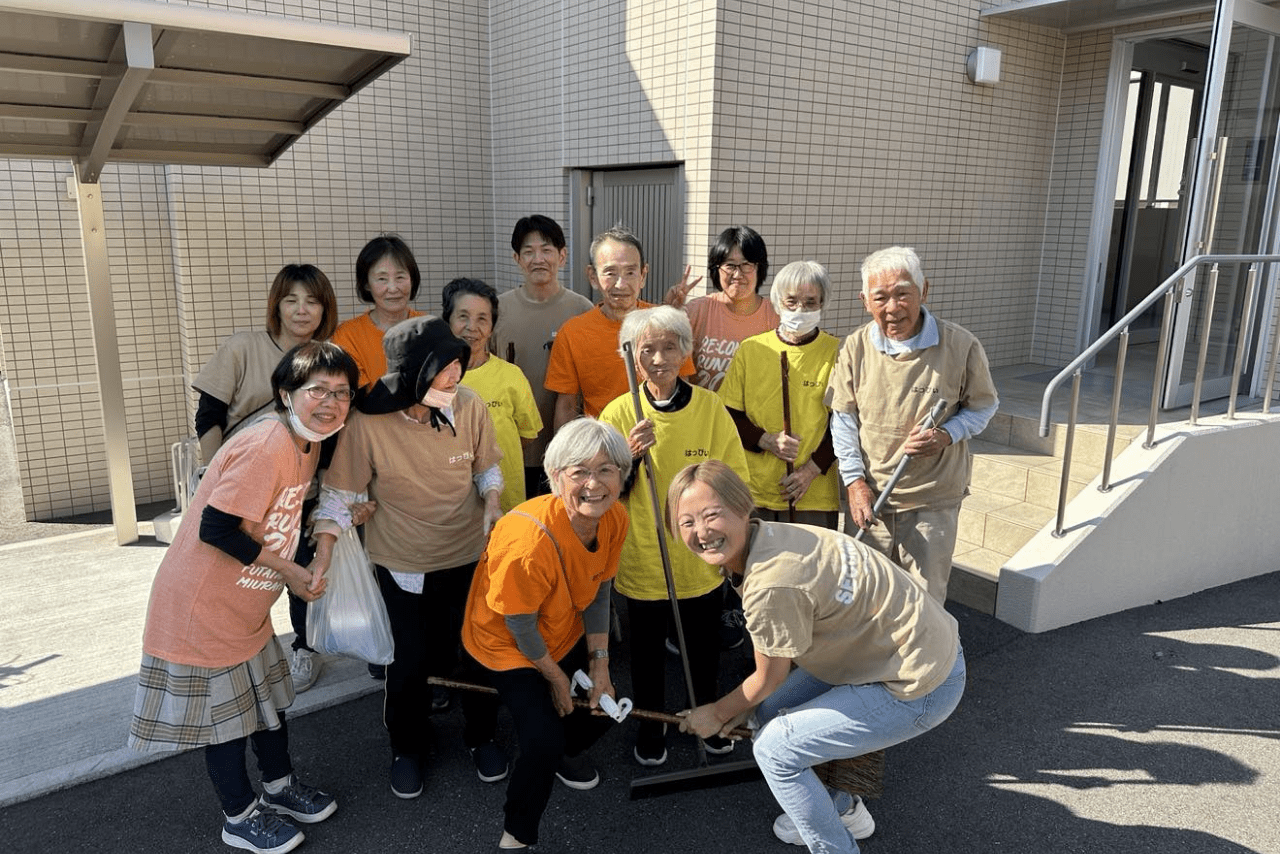 '22年に立ち上げた、「でいさぁびす はっぴぃ」のメンバーたちと、みんなでマンションの清掃作業を
