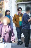 11月中旬、狭い歩道で通行人に注目されながら、ヒロイン役の黒島結菜とロケに臨んだ平野紫耀