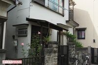 年金目当てで “父親の遺体” と同居の長男、謎の白服で自転車徘徊生活