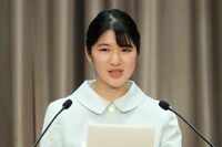 「人見知りを克服したい」愛子さま、雅子さまの“お手を握りしめ”に学ぶ“心の一体化”… 被災地訪問と日…
