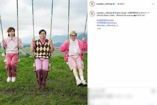 『未確認領域 (U.M.A.)』MVビハインドシーンの平野紫耀。7:3分けに銀縁眼鏡の姿と、若々しいスタイルにキメ顔姿のギャップが話題に（Number_i公式インスタグラムより）