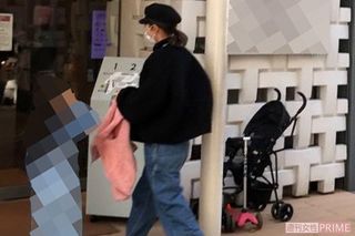 書店に入る若槻千夏