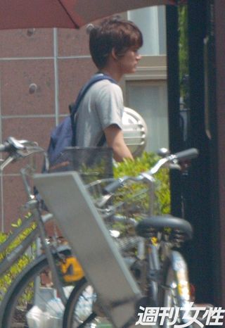 中山優馬、初主演映画撮影でスタッフと熱心に話し込む