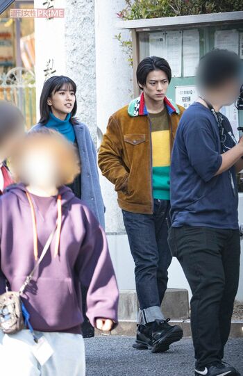11月中旬、狭い歩道で通行人に注目されながら、ヒロイン役の黒島結菜とロケに臨んだ平野紫耀