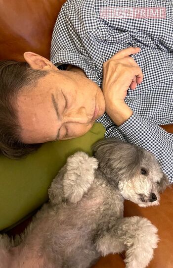 大好きな父さんと添い寝する茶子ちゃん　撮影／加藤綾菜