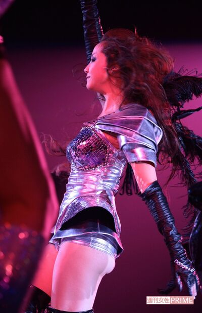 『ガールズアワード』で新曲を披露した沢尻エリカ（'10年5月）