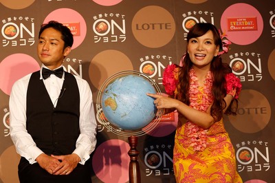 チョコレート関連イベントに夫婦で出演した保田圭とパティシエの夫・小崎陽一氏（2013年9月）