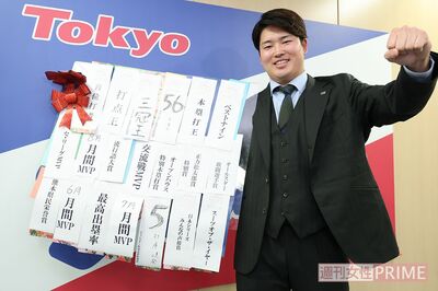 首位打者、ホームラン王、打点王の3冠王に史上最年少で輝いた。ヤクルトをリーグ優勝に導いた若き主砲の活躍は“村神様”と称されて、新語・流行語大賞にも選ばれ年間大賞を受賞した。