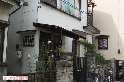 年金目当てで “父親の遺体” と同居の長男、謎の白服で自転車徘徊生活