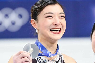 坂本花織、世界選手権を圧巻の首位発進「すごく救われた」会見で明かしたミラノ五輪ライバルとの“感動秘話…