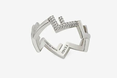 目黒蓮が着用し、国内で完売したFENDIのリング（公式ホームページより）