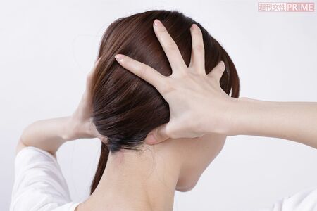 親指の位置は、上の「首のくぼみグリグリ」と同じ、首の後ろの「ぼんのくぼ」に入れるイメージ　モデル／葉月祥子（スペースクラフト）　撮影／有馬貴子