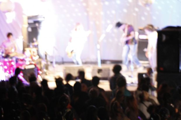 満員状態のライブハウス（画像はイメージです）