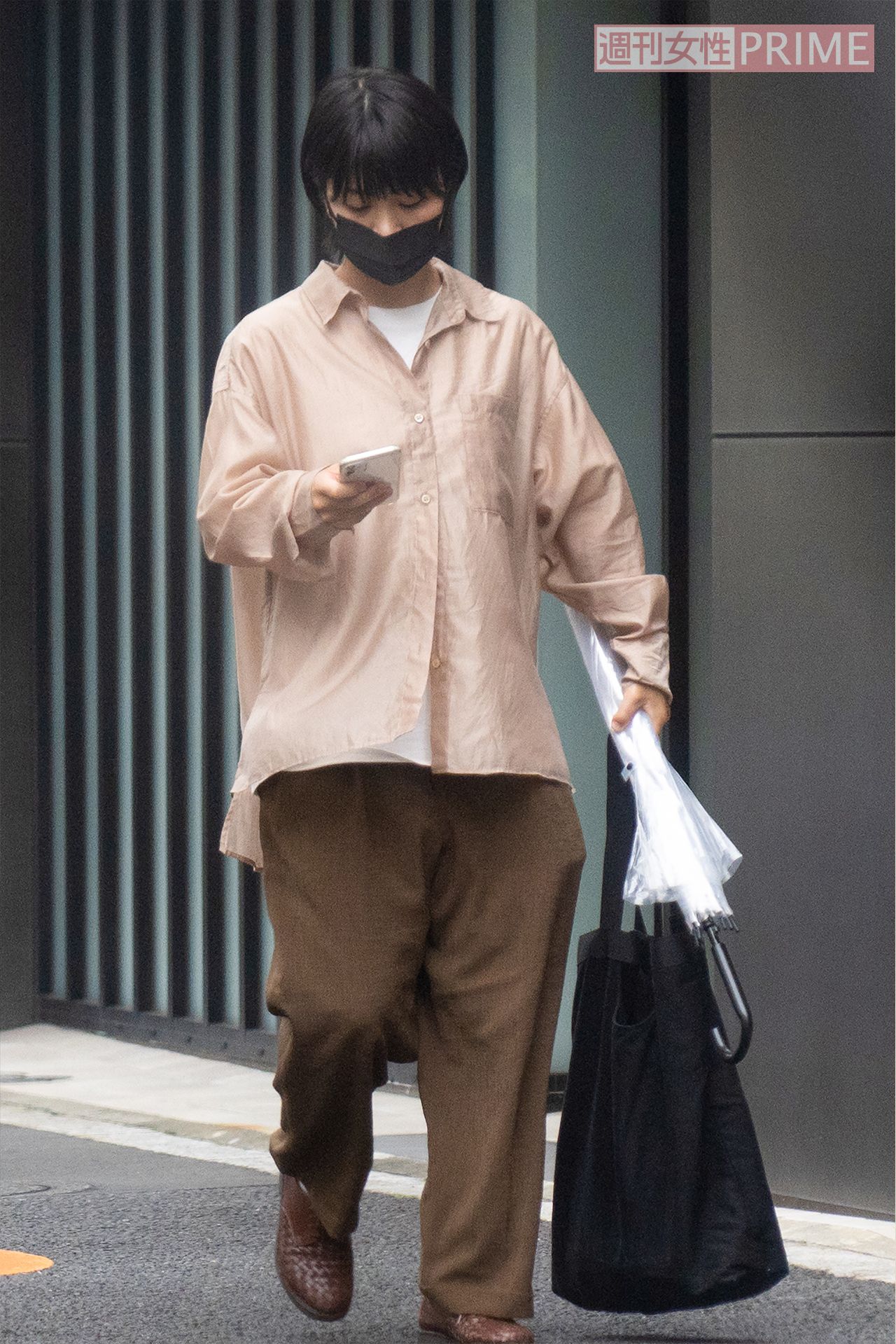 自宅マンションから駅へと向かう加納