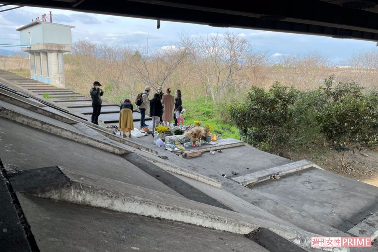 渡邉さんとアイさんが暮らしていた河渡橋西詰の下に置かれた献花台　撮影／小関千恵