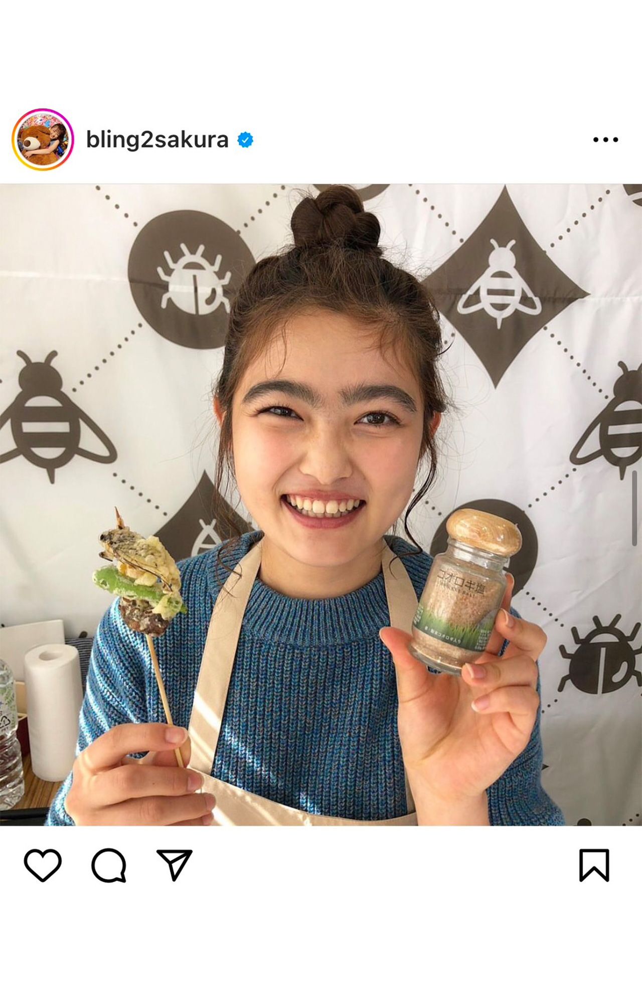 2019年の“ゲジ眉”時代。右手に持っているのは昆虫食（井上咲楽のインスタグラムより）