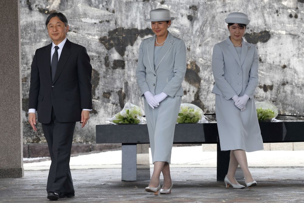 今年6月、沖縄県を訪問された両陛下と愛子さまは“献花”をされた