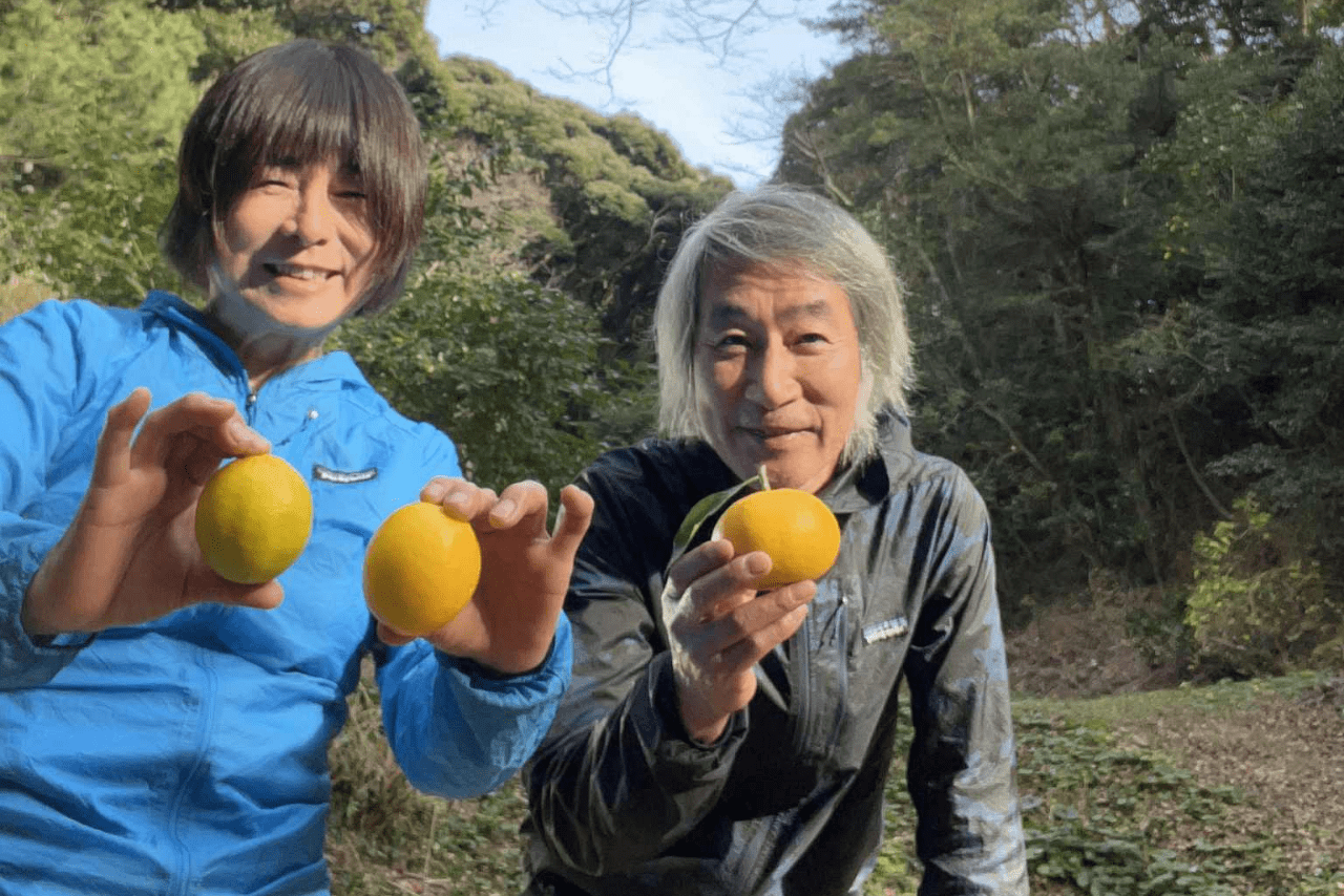 長年のバンドメンバーでもある夫の本田と。’22年、南伊豆の「マーガレットグラウンド」で