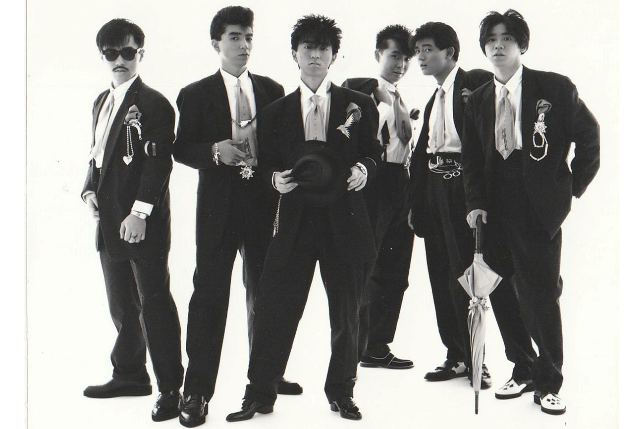 1985年当時『SALLY』。左から3人目が杉山洋介、いちばん右がリードボーカルの加藤喜一