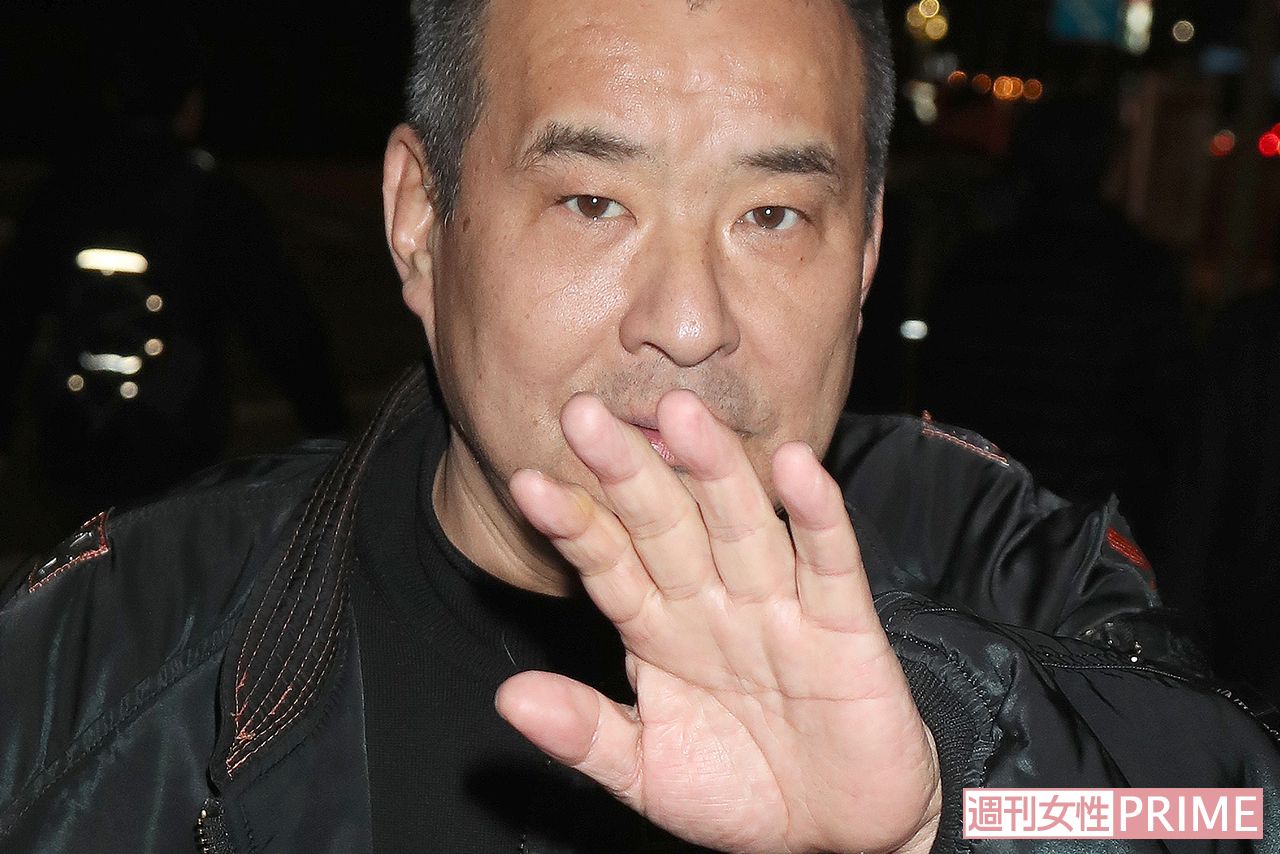 詐欺疑惑に関して直撃すると、初めは嫌がりながらも足を止めて話す西田（'18年2月）