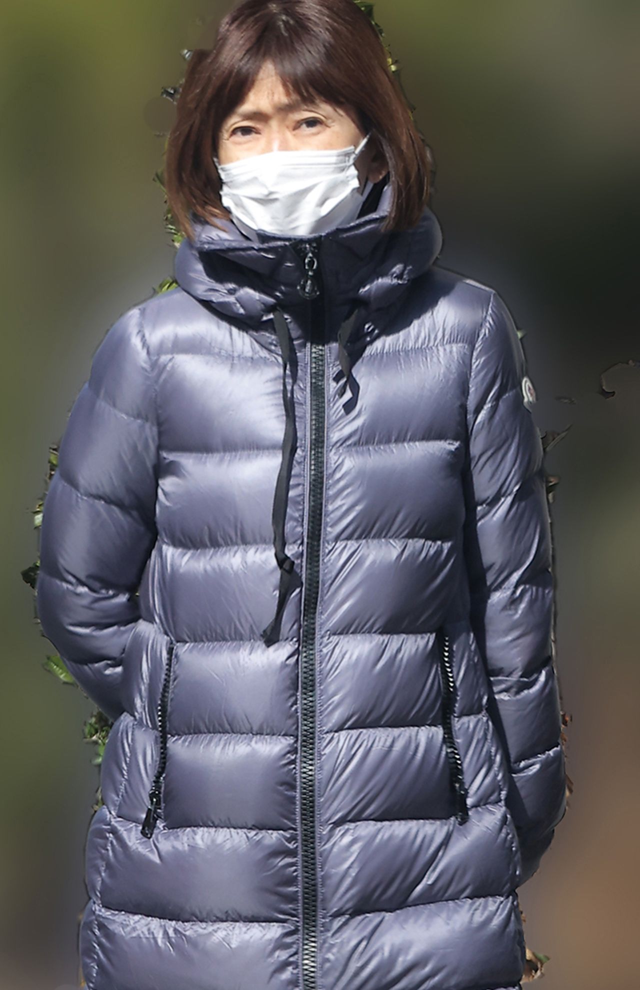 散歩に出かける松本伊代。転倒防止のため手には杖が握られている