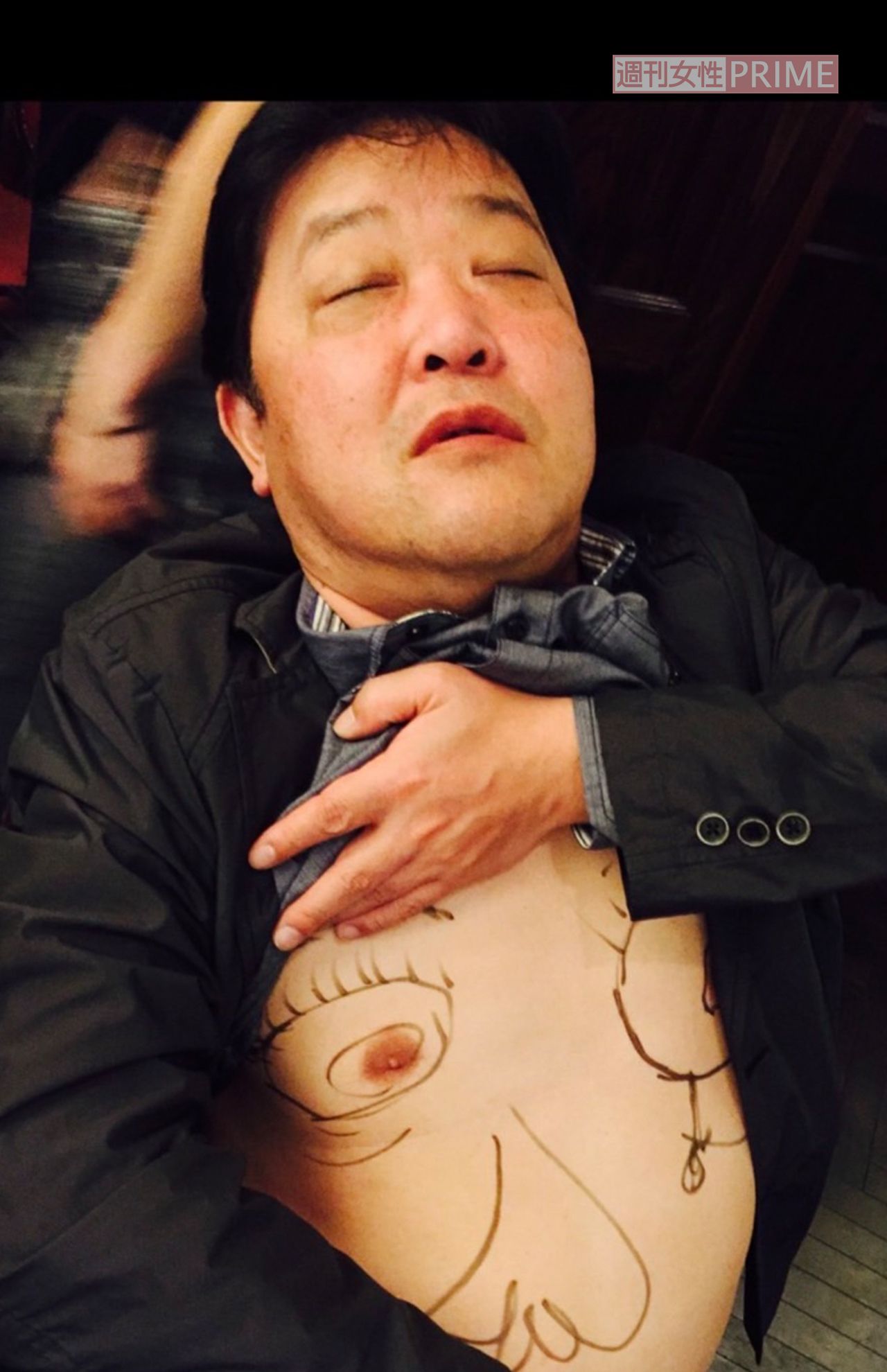 行きつけのガールズバーに行く前、焼肉屋で志村けんさんに身体を落書きされた上島さん（南部さん提供）