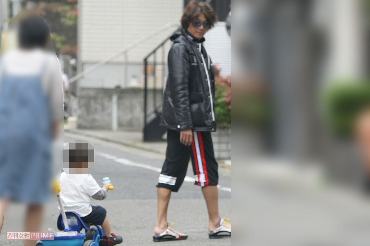 '09年、三輪車に乗る我が子をやさしく見つめる近藤真彦