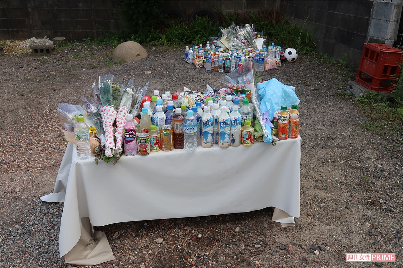 献花は駐車場のところに2か所と、園の前に1か所。花を手向ける人が後を絶たない