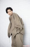 高杉真宙(撮影/齋藤周造 ヘアメイク/堤紗也香 スタイリング/荒木大輔)
