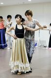 初嶺先生にエスコートされてダンス。宝塚ファンならずとも気分はアゲアゲに!