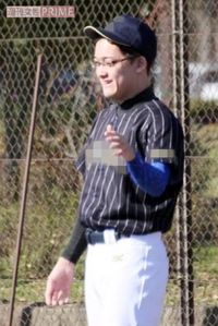草野球のチームメートに笑みを見せる容疑者