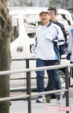 一般人もいる中、皇居の外周をぐるっとジョギングされる天皇陛下（'15年2月）