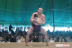 赤ちゃんを抱っこして土俵に上がる高見盛（現・振分親方）