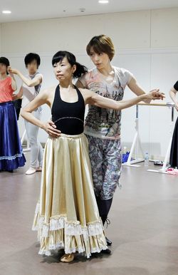 初嶺先生にエスコートされてダンス。宝塚ファンならずとも気分はアゲアゲに！