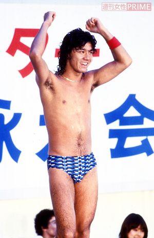 西城秀樹さんといえば“ギャランドゥ”、水泳大会での1枚