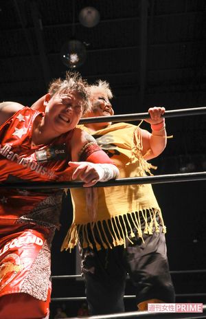 不敵な笑みをたたえながら、盟友・長与千種を容赦なく痛めつける　撮影：森田晃博