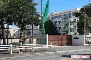この春、容疑者が赴任してきた小学校。逮捕後も、集団登下校の厳戒態勢が続いていた