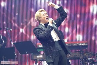 “タキシードが似合うジャズ”がテーマの楽曲を披露する慎吾ちゃん。「楽しい！最高！」