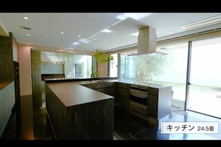 ヒカキンが住む20億円の新居のキッチン（本人のYouTubeチャンネルより）