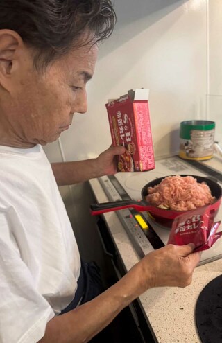 真剣な表情で、絶品カレーを作る加トちゃん　撮影/加藤綾菜