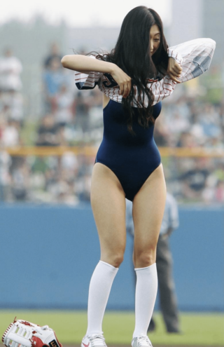 ヤクルト―DeNA戦でユニホームを脱ぎ、スクール水着姿で始球式を行ったタレントの壇蜜2/5(写真/共同通信社)